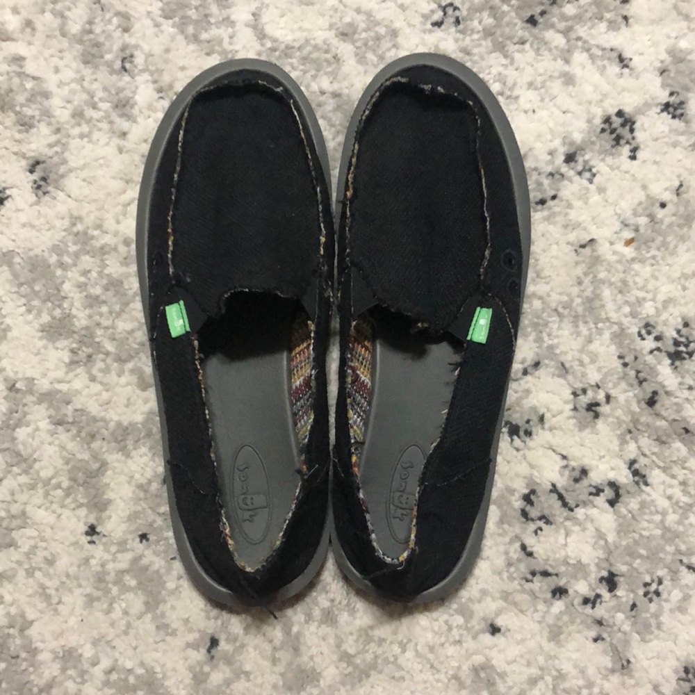 Women’s Black Sanuks size 9